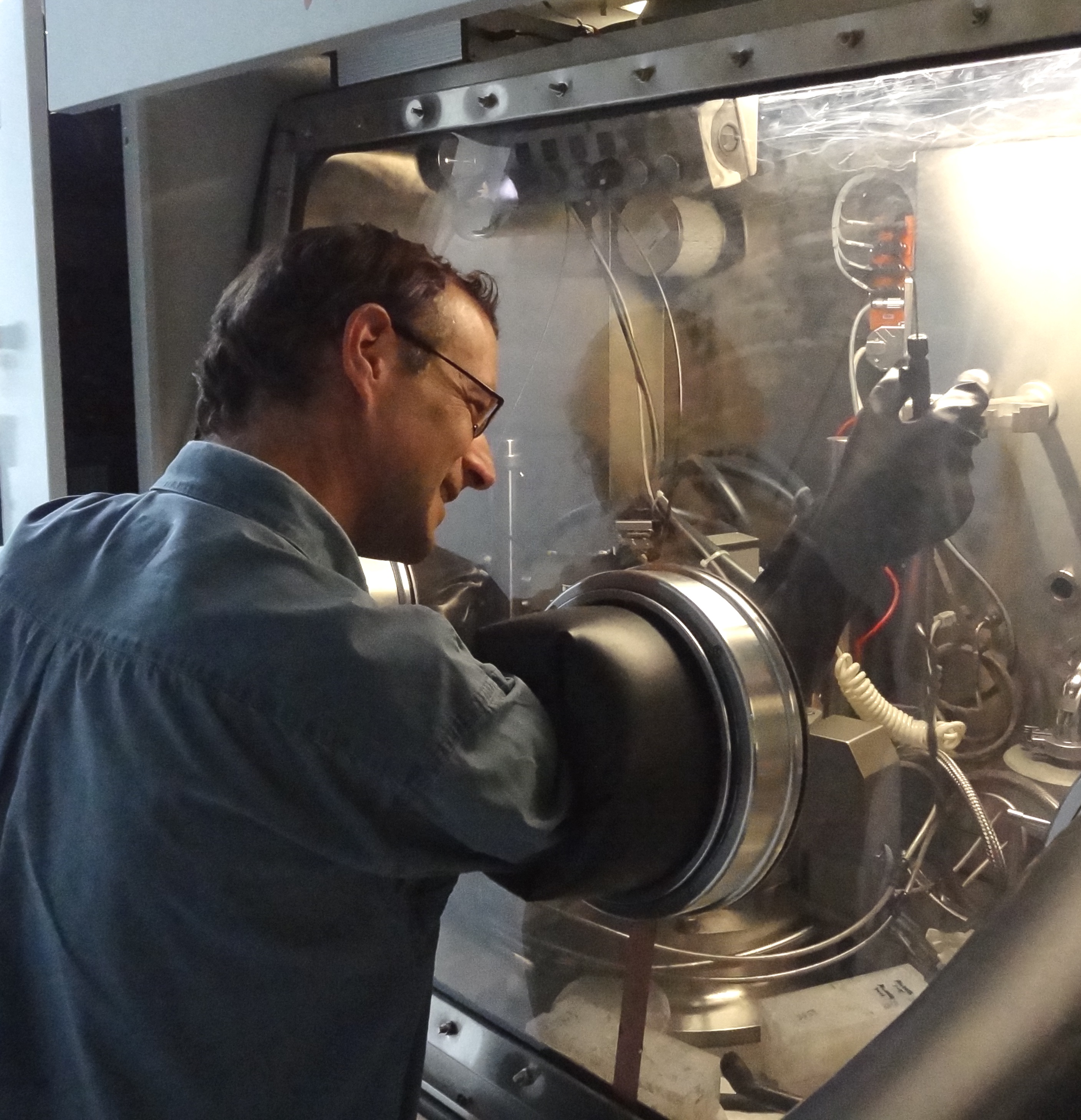 Markus working at the crystal growth reactor, using a glovebox.